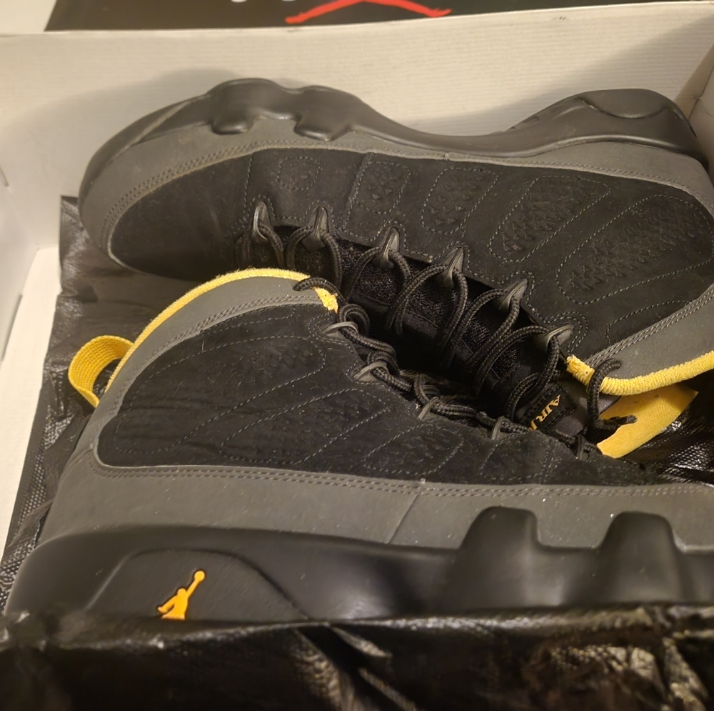 Air Jordan 9 Retro Black / University Gold  Mens sz 10.5